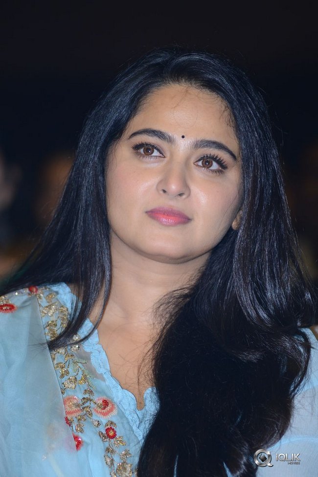 Anushka-at-Hit-Movie-Pre-Release-Event